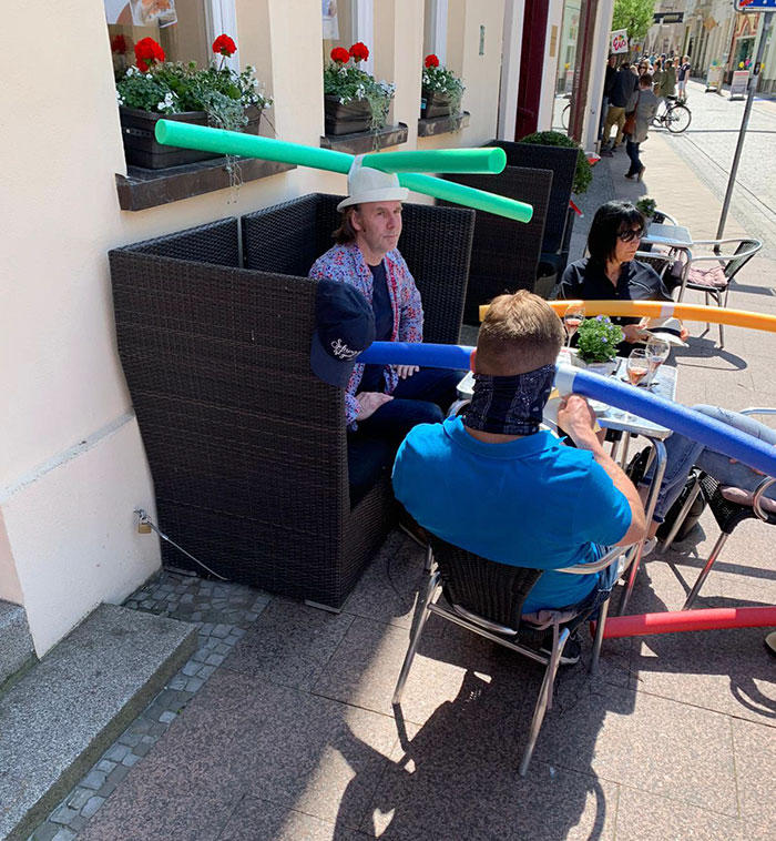 Đội "nón giữ khoảng cách" khi uống cafe ở Đức