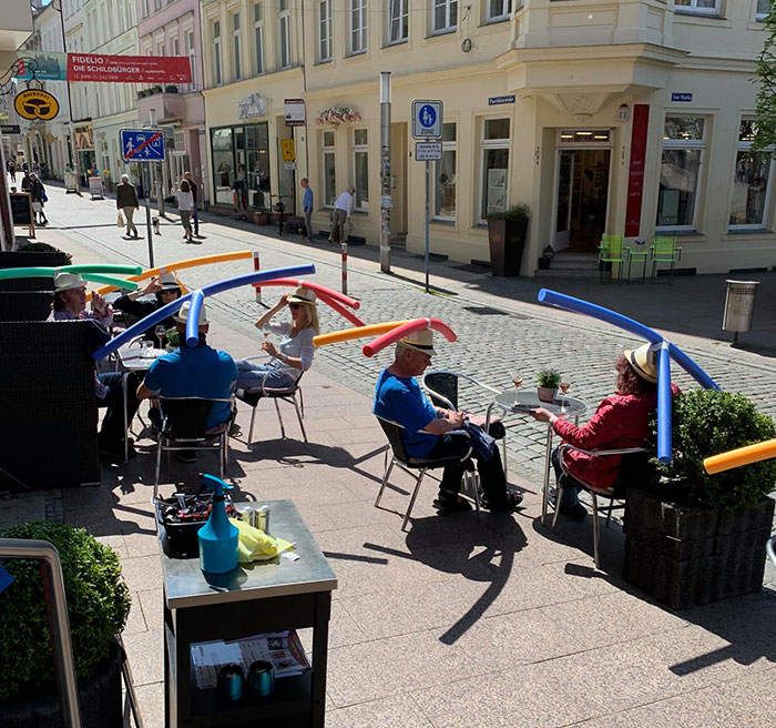 Đội "nón giữ khoảng cách" khi uống cafe ở Đức